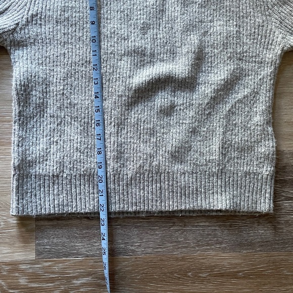 H&M Ribbed Crew Neck Sweater - Picture 4 of 4